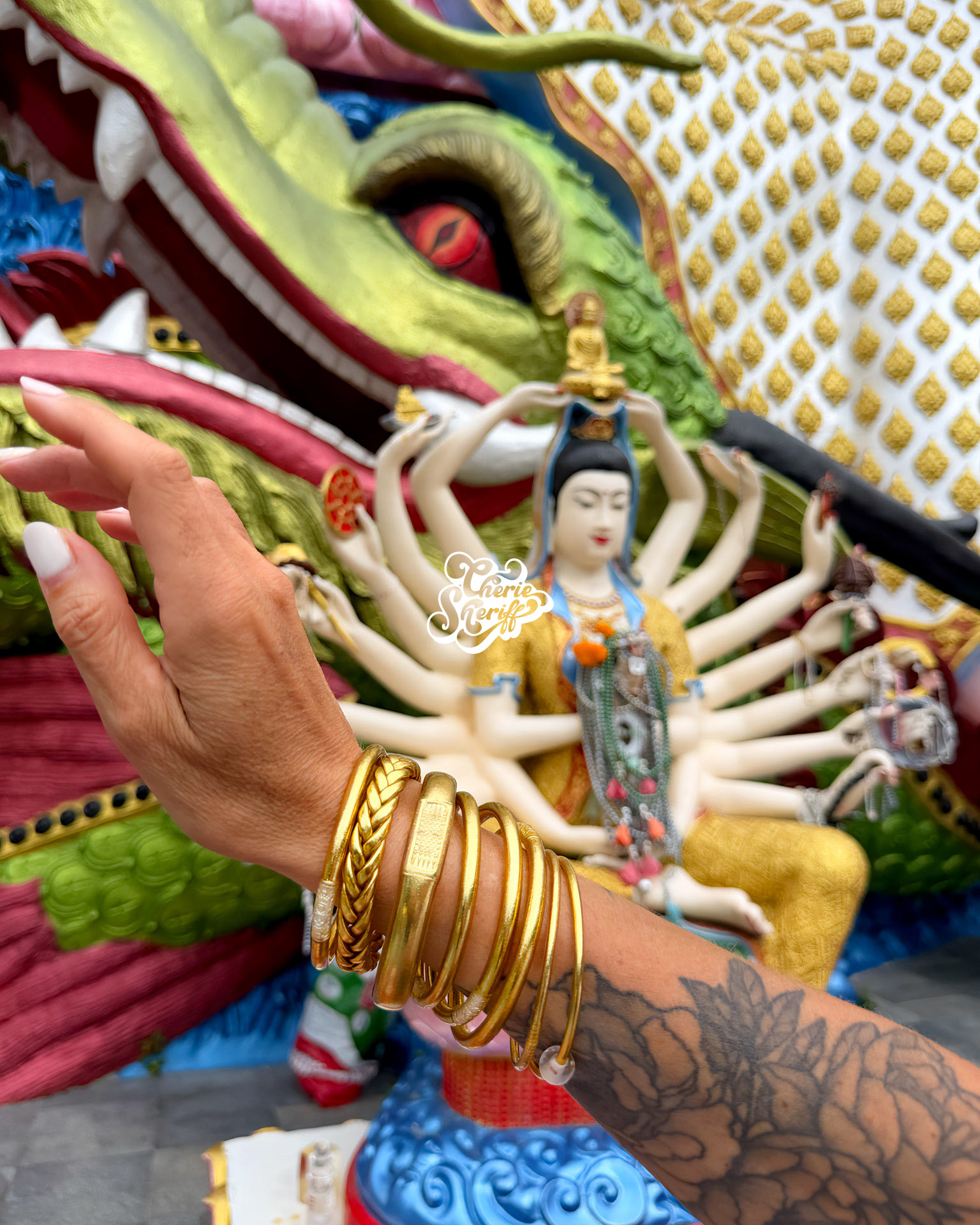 les bracelets bouddhistes au temple de Koh Samui en Thaïlande